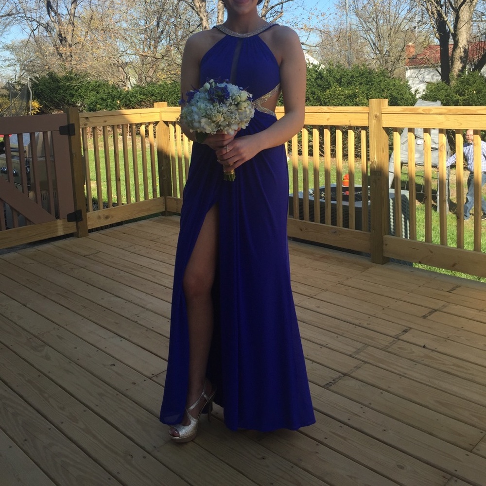 Beautiful blue backless gown! - Picture 4 of 8